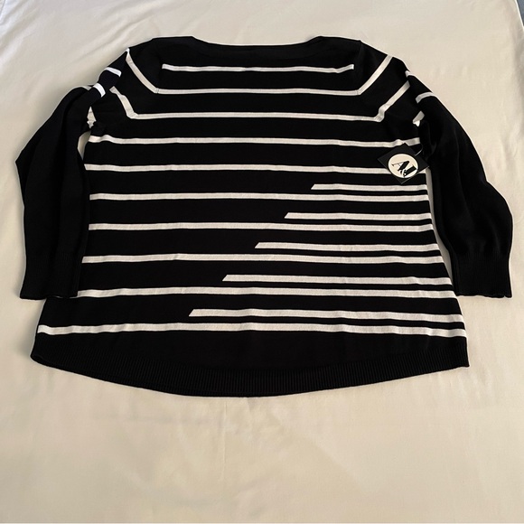 A & I Sweaters - A & I Black and White Sweater abstract stripes size 2 X